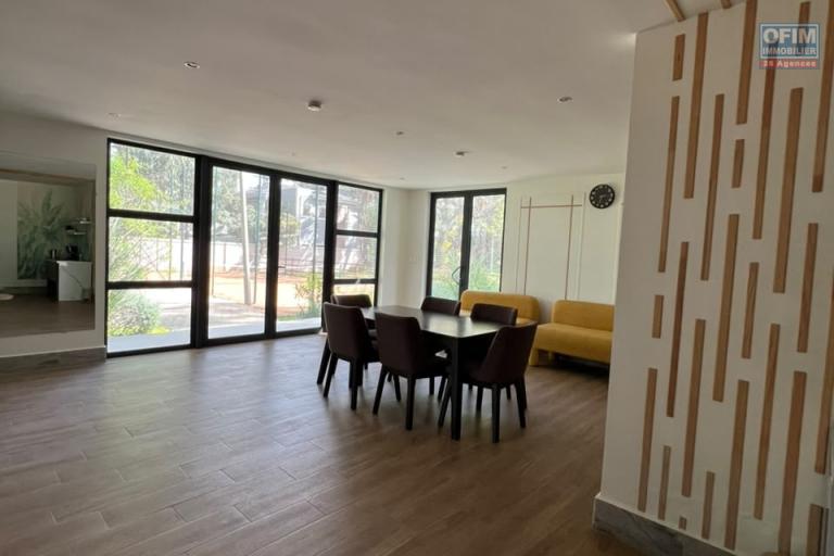 Location Appartement ANTANANARIVO (TANANARIVE) – photo 2 sur 5 – Salle à manger lumineuse
