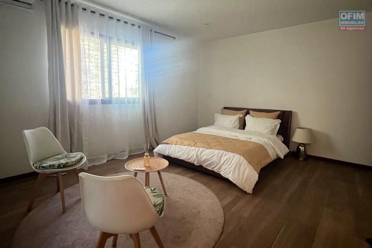 Location Appartement ANTANANARIVO (TANANARIVE) – photo 3 sur 5 – Chambre lumineuse