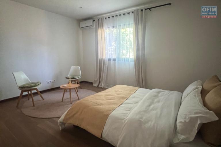 Location Appartement ANTANANARIVO (TANANARIVE) – photo 5 sur 5 – Chambre lumineuse