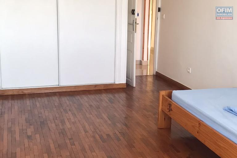 Location Appartement ANTANANARIVO (TANANARIVE) – photo 4 sur 10 – Chambre