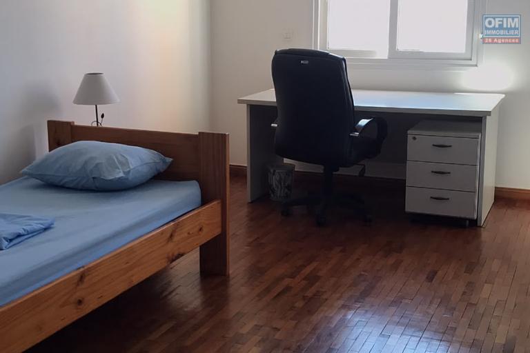 Location Appartement ANTANANARIVO (TANANARIVE) – photo 5 sur 10 – Chambre