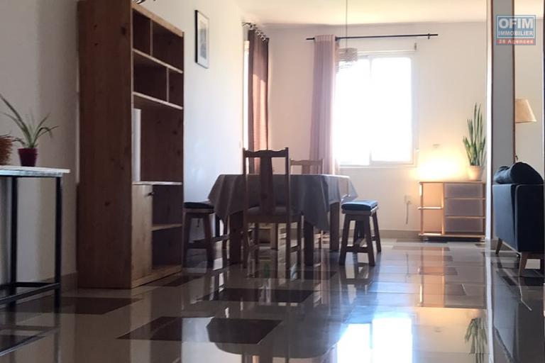 Location Appartement ANTANANARIVO (TANANARIVE) – photo 7 sur 10 – Salle à manger lumineuse