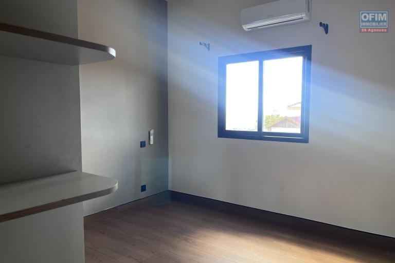 Location Appartement ANTANANARIVO (TANANARIVE) – photo 3 sur 11 – Chambre lumineuse