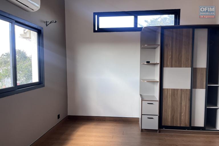 Location Appartement ANTANANARIVO (TANANARIVE) – photo 4 sur 11 – Chambre lumineuse