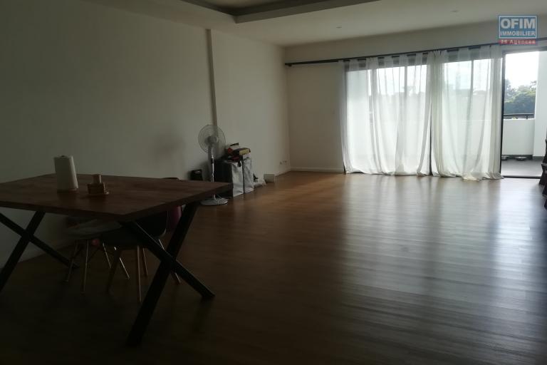 Location Appartement ANTANANARIVO (TANANARIVE) – photo 3 sur 13 – Pièce de vie lumineuse