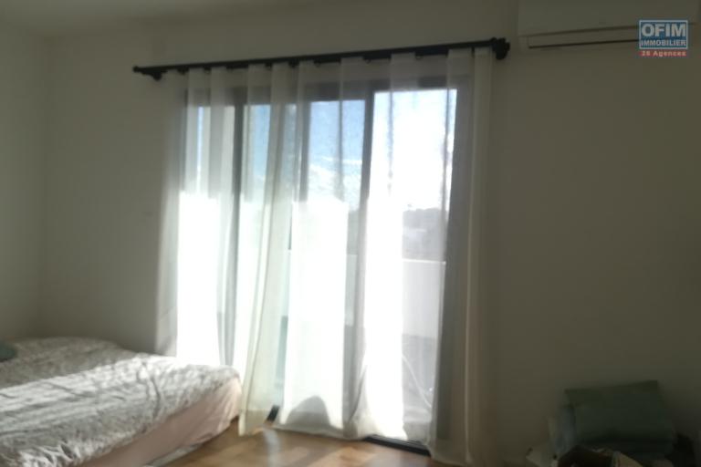 Location Appartement ANTANANARIVO (TANANARIVE) – photo 9 sur 13 – Chambre lumineuse