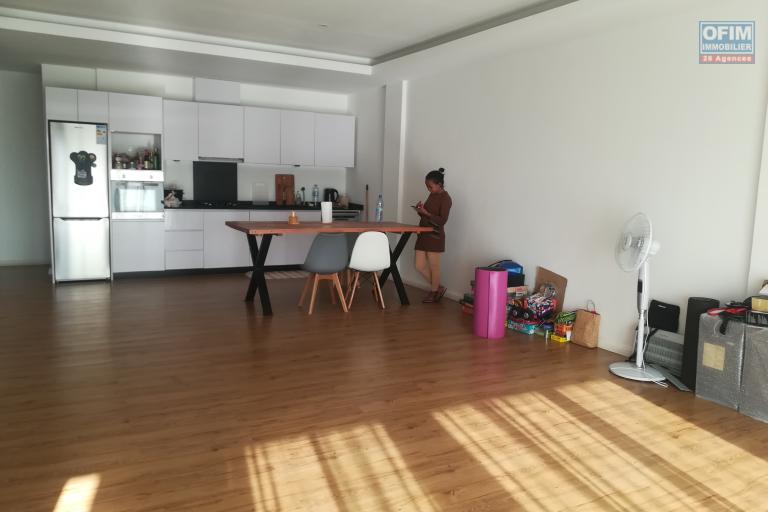 Location Appartement ANTANANARIVO (TANANARIVE) – photo 2 sur 13 – Cuisine ouverte lumineuse