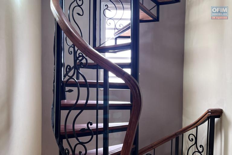 Location Local professionnel ANTANANARIVO (TANANARIVE) – photo 5 sur 8 – Escalier