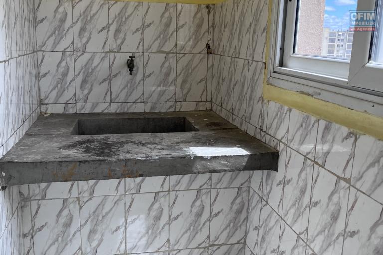 Location Local professionnel ANTANANARIVO (TANANARIVE) – photo 8 sur 8 – Cuisine à rénover