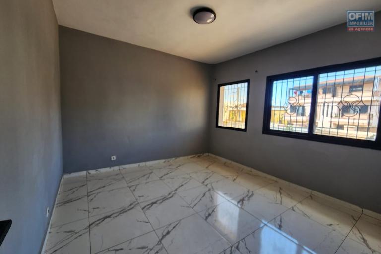 Location Appartement ANTANANARIVO (TANANARIVE) – photo 2 sur 11 – Chambre lumineuse