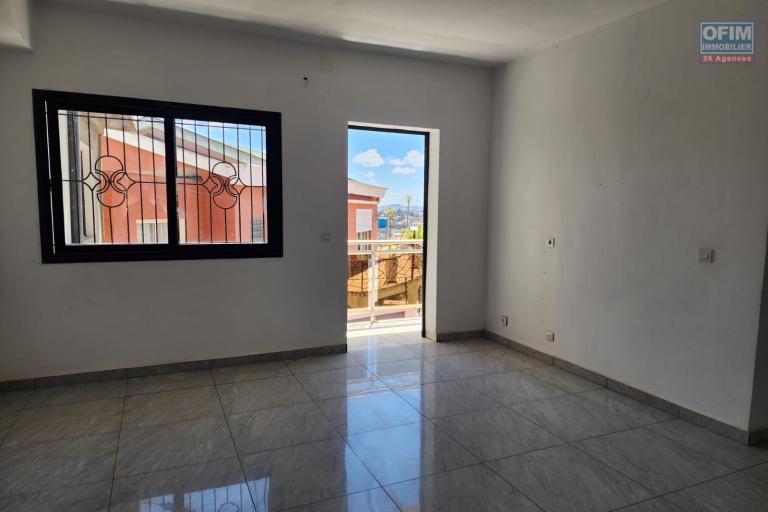 Location Appartement ANTANANARIVO (TANANARIVE) – photo 5 sur 11 – Séjour lumineux