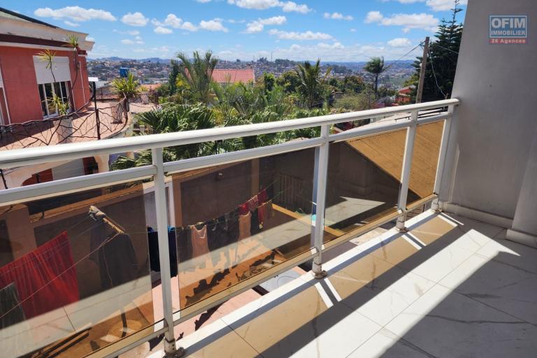 Location Appartement ANTANANARIVO (TANANARIVE) – photo 6 sur 11 – Balcon