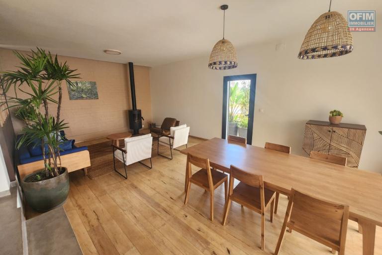 Location Maison / Villa ANTANANARIVO (TANANARIVE) – photo 2 sur 25 – Salle à manger spacieuse