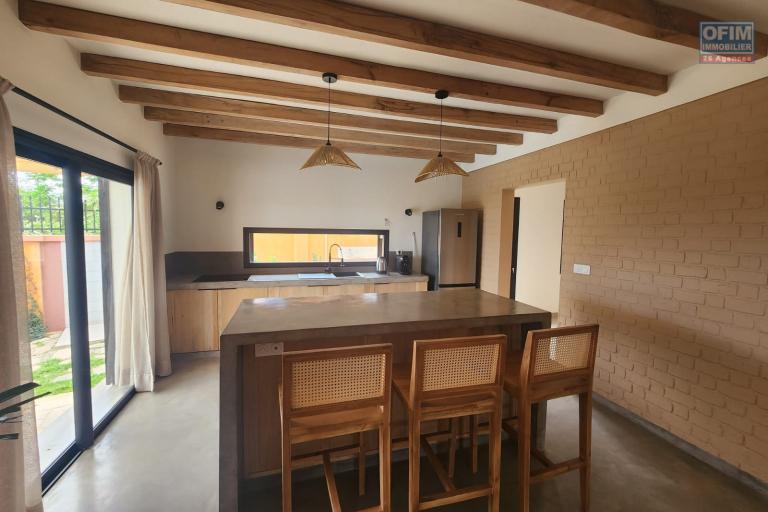 Location Maison / Villa ANTANANARIVO (TANANARIVE) – photo 5 sur 25 – Cuisine ouverte équipée