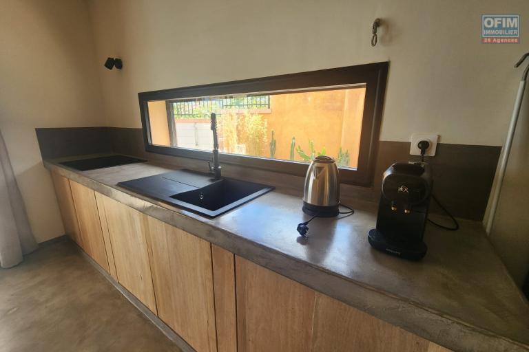 Location Maison / Villa ANTANANARIVO (TANANARIVE) – photo 6 sur 25 – Cuisine équipée
