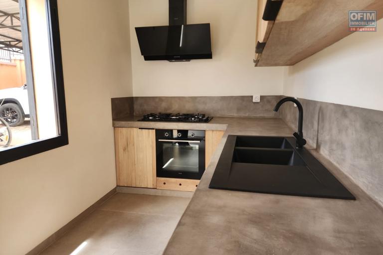 Location Maison / Villa ANTANANARIVO (TANANARIVE) – photo 10 sur 25 – Cuisine équipée