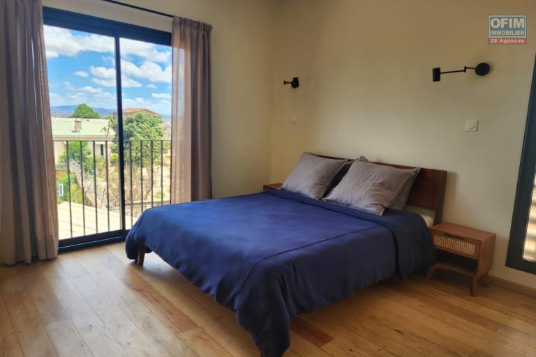 Location Maison / Villa ANTANANARIVO (TANANARIVE) – photo 12 sur 25 – Chambre lumineuse