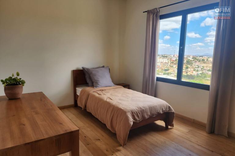 Location Maison / Villa ANTANANARIVO (TANANARIVE) – photo 14 sur 25 – Chambre lumineuse
