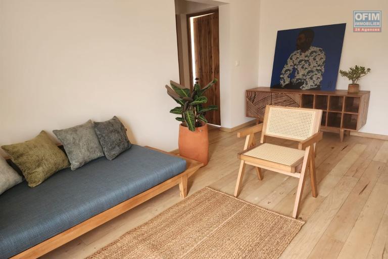 Location Maison / Villa ANTANANARIVO (TANANARIVE) – photo 18 sur 25 – Pièce de vie lumineuse