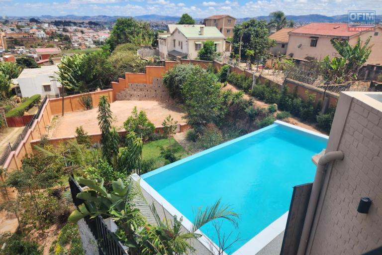 Location Maison / Villa ANTANANARIVO (TANANARIVE) – photo 19 sur 25 – Piscine