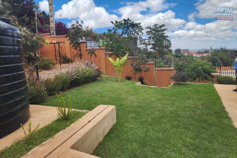 Location Maison / Villa ANTANANARIVO (TANANARIVE) – photo 20 sur 25 – Jardin arboré