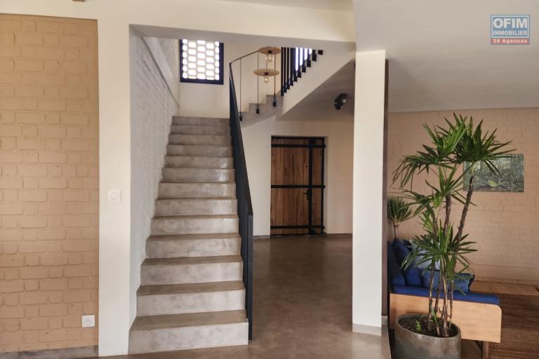 Location Maison / Villa ANTANANARIVO (TANANARIVE) – photo 23 sur 25 – Escalier