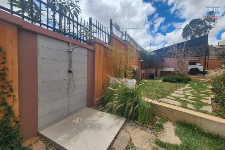 Location Maison / Villa ANTANANARIVO (TANANARIVE) – photo 24 sur 25 – Cour