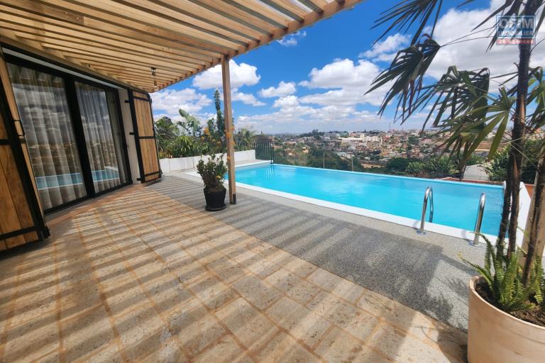 Location Maison / Villa ANTANANARIVO (TANANARIVE) – photo 25 sur 25 – Terrasse avec vue mer