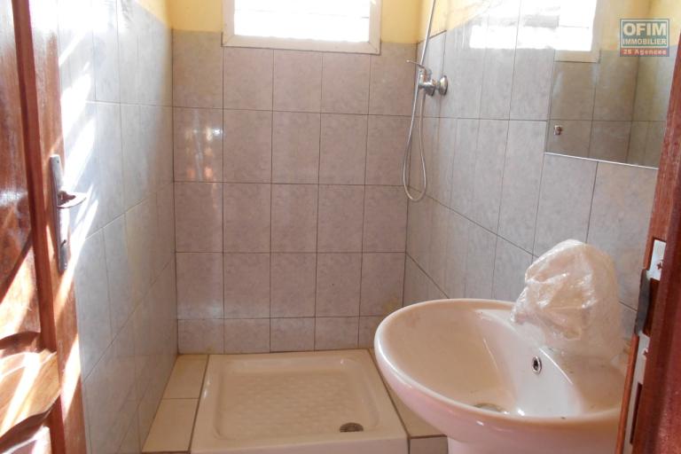 Location Appartement ANTANANARIVO (TANANARIVE) – photo 3 sur 5 – Salle d'eau