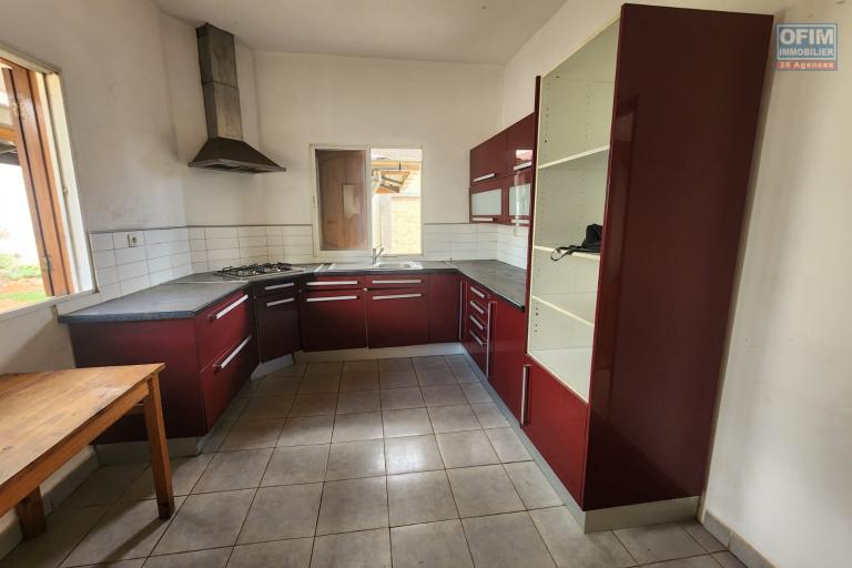 Vente Maison / Villa ANTANANARIVO (TANANARIVE) – photo 4 sur 19 – Cuisine équipée