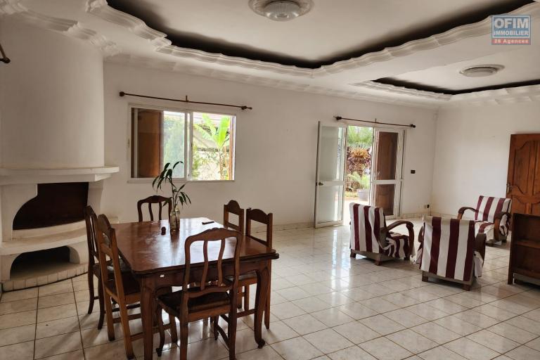 Vente Maison / Villa ANTANANARIVO (TANANARIVE) – photo 6 sur 19 – Pièce de vie spacieuse