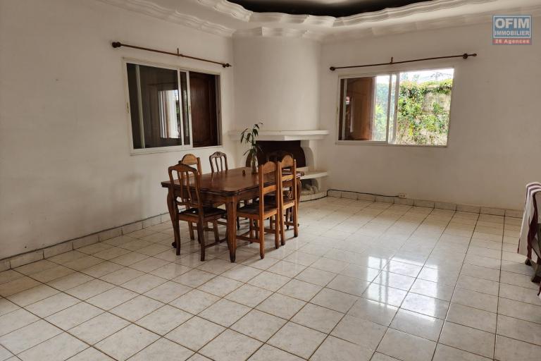 Vente Maison / Villa ANTANANARIVO (TANANARIVE) – photo 8 sur 19 – Salle à manger lumineuse