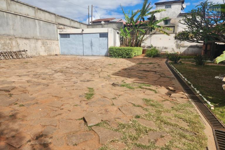 Vente Maison / Villa ANTANANARIVO (TANANARIVE) – photo 19 sur 19 – Cour