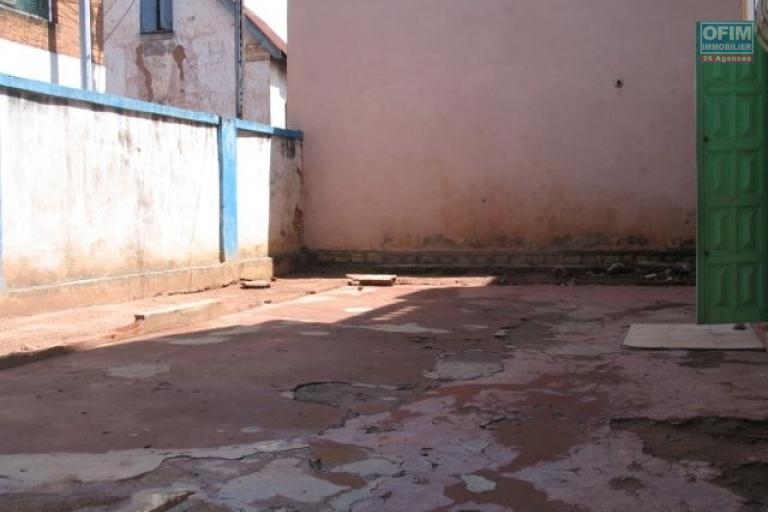 Maison à raser ou à rénover entièrement dans le quartier d'Ankaditapaka, à 20 m de la route accessible via un escalier