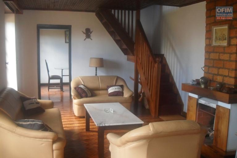 A louer une villa F4 meublée située dans un endroit calme et sécurisée à Talatamaty (NON DISPONIBLE)
