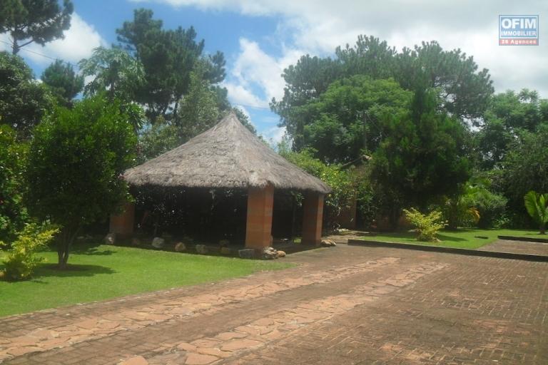 A louer une villa F4 meublée située dans un endroit calme et sécurisée à Talatamaty (NON DISPONIBLE)