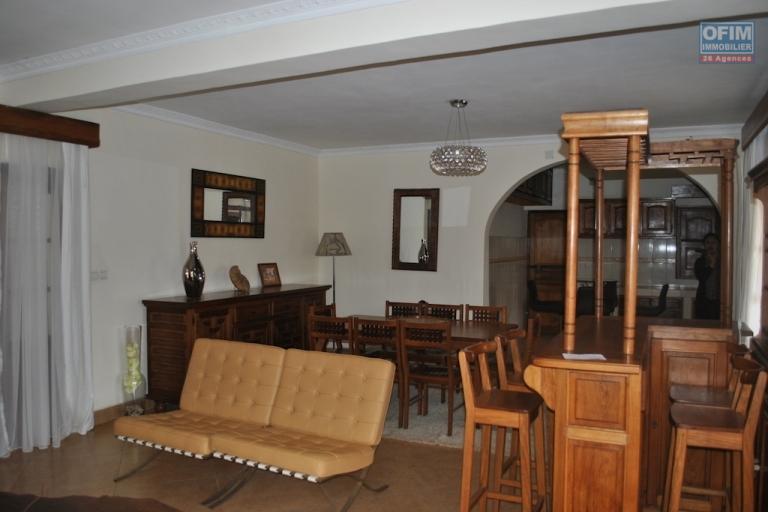 A louer villa F5 avec des meubles modernes située dans un quartier sécurisé et accessible à Andoharanofotsy (NON DISPONIBLE)