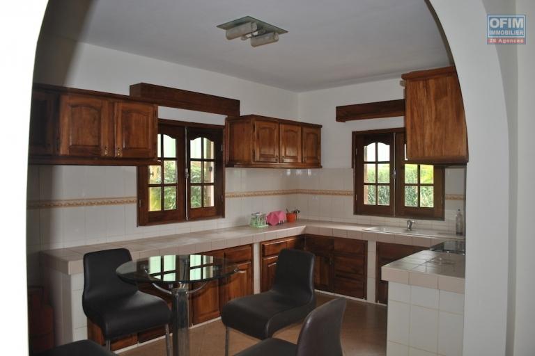 A louer villa F5 avec des meubles modernes située dans un quartier sécurisé et accessible à Andoharanofotsy