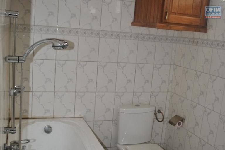 A louer villa F5 avec des meubles modernes située dans un quartier sécurisé et accessible à Andoharanofotsy (NON DISPONIBLE)