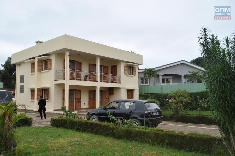 A louer villa F5 avec des meubles modernes située dans un quartier sécurisé et accessible à Andoharanofotsy