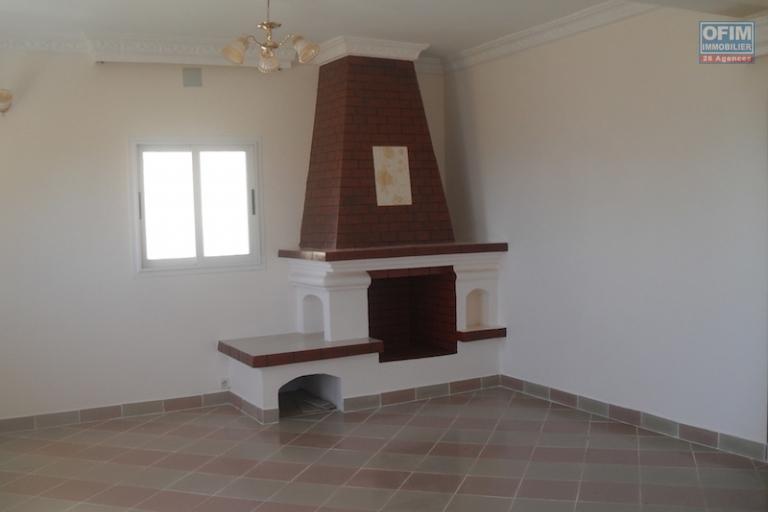 A louer une villa neuve F5 idéale pour habitation ou pour bureau sise à Ambohibao