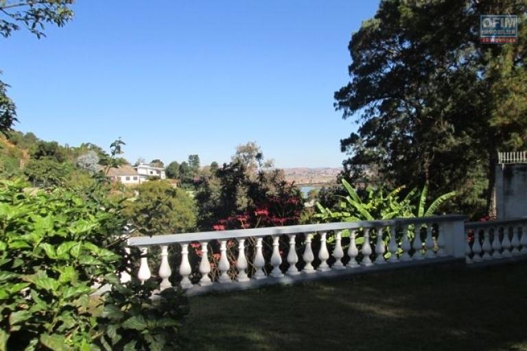 A louer une villa F6 semi meublée dans un terrain de 3 000M2 avec une vue sur le lac à Andohanimandroseza Antananarivo