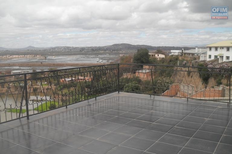 A louer une villa  neuve F11  possédant une superbe vue sur Antananrivo située à Andranoro