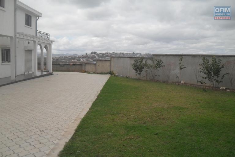 A louer une villa  neuve F11  possédant une superbe vue sur Antananrivo située à Andranoro