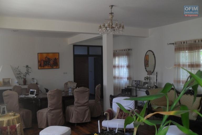 A louer une villa F7 idéale pour bureau ou habitation située à Ampasanimalo Tsiadana