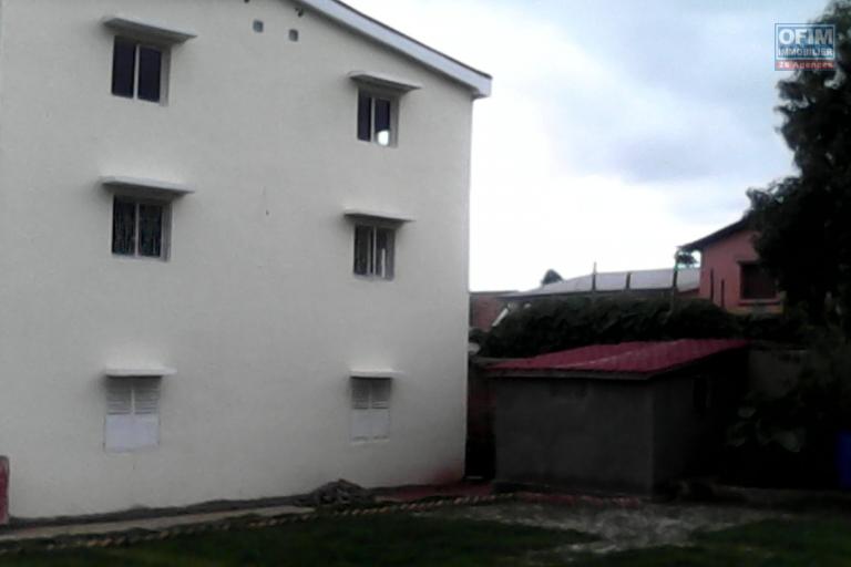 A vendre une grande villa à 2 étages sise à Ambohibao andranoro dans un quartier sécurisé avec grand parking. Contact Mr Jacky