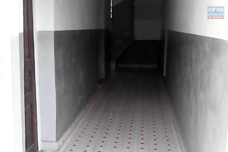 A vendre une grande villa à 2 étages sise à Ambohibao andranoro dans un quartier sécurisé avec grand parking. Contact Mr Jacky