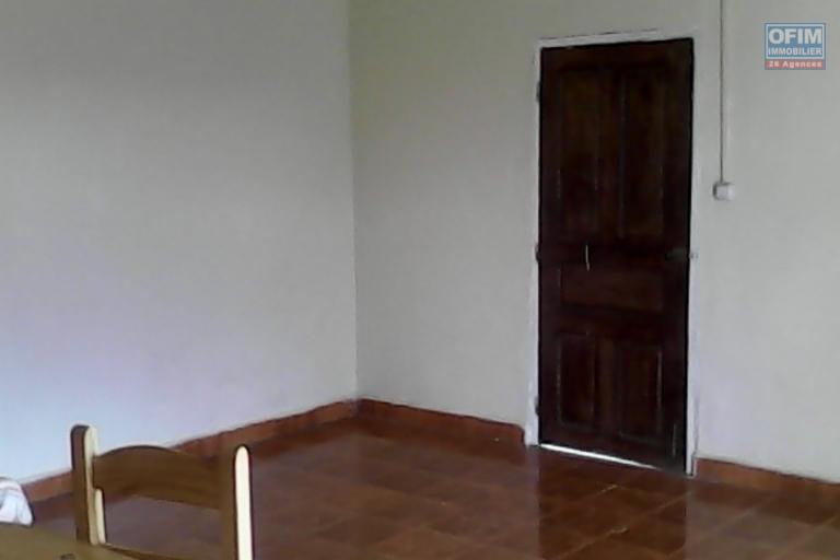 A vendre une grande villa à 2 étages sise à Ambohibao andranoro dans un quartier sécurisé avec grand parking. Contact Mr Jacky