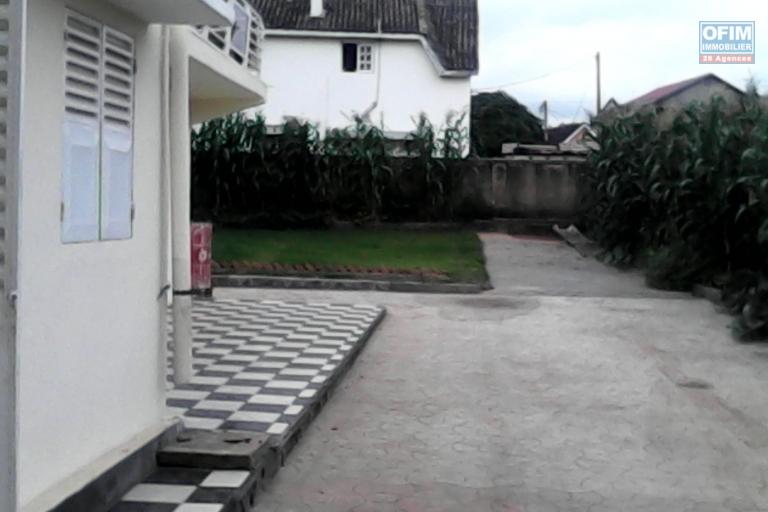 A vendre une grande villa à 2 étages sise à Ambohibao andranoro dans un quartier sécurisé avec grand parking. Contact Mr Jacky