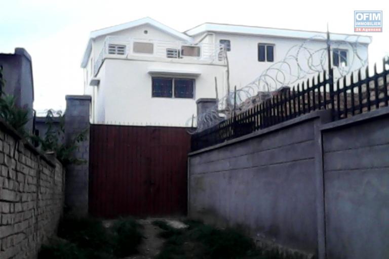 A vendre une grande villa à 2 étages sise à Ambohibao andranoro dans un quartier sécurisé avec grand parking. Contact Mr Jacky
